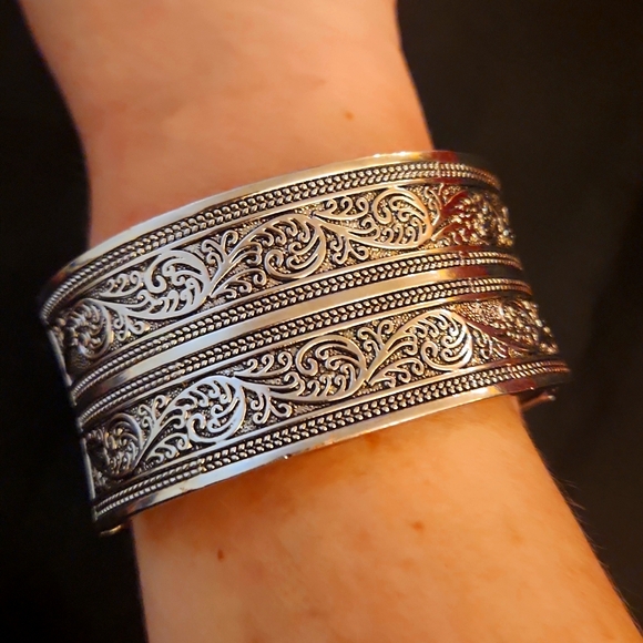 Stunning Scroll Silver Clasp Bracelet - Picture 2 of 6